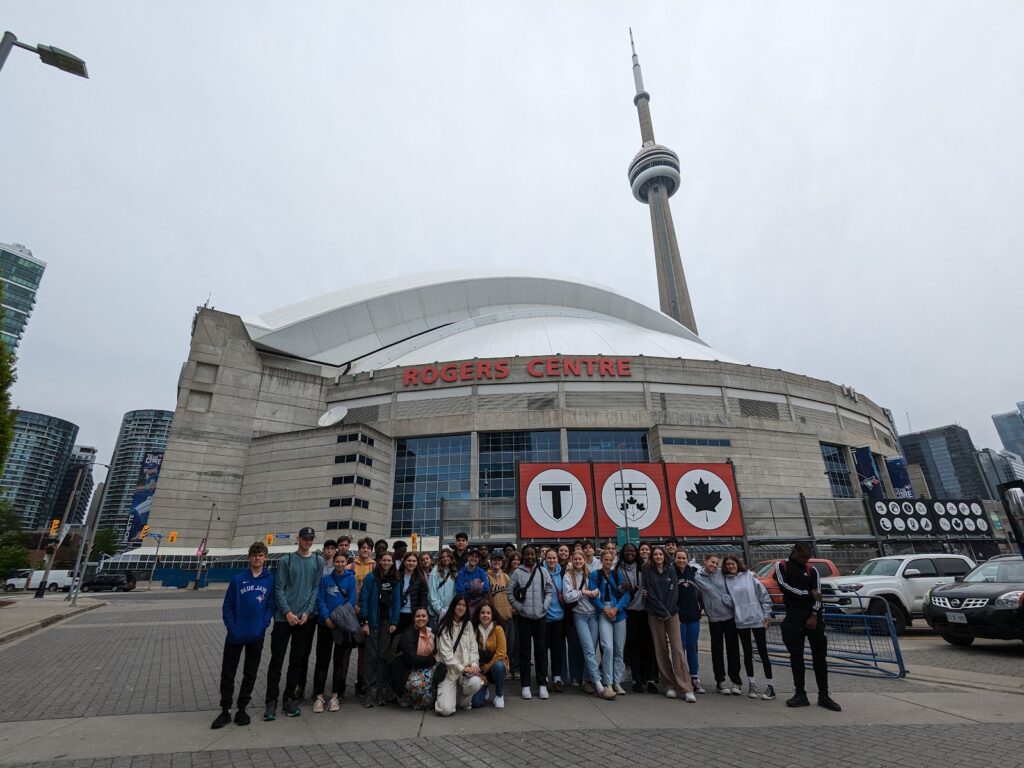 Grupo de estudantes da Fredericton Christian Academy em frente ao Rogers Centre em Toronto durante intercâmbio cultural no Canadá.