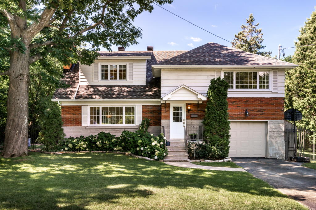 Facade of a residential house Canadian surrounded by garden, representing the tranquility and privacy of a single room for students.