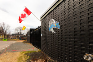 Fachada da Fredericton Christian Academy com bandeiras do Canadá e New Brunswick hasteadas.